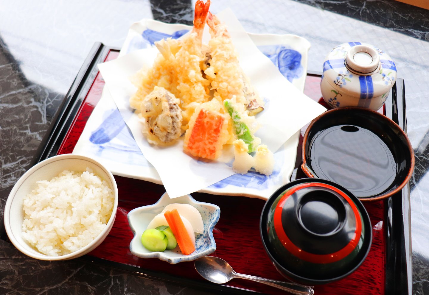 海鮮丼　1,600円